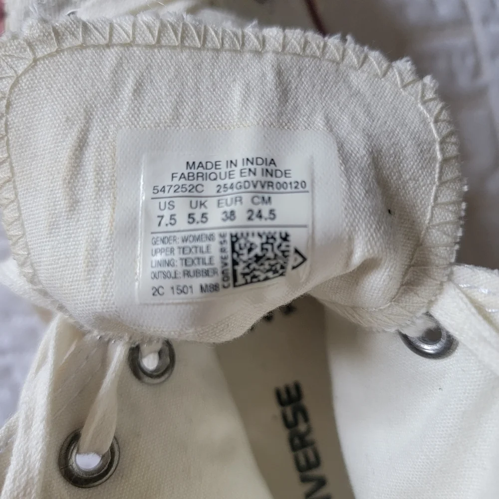 Converse White High-Top Sneakers with Star Design - Picture 5 of 7